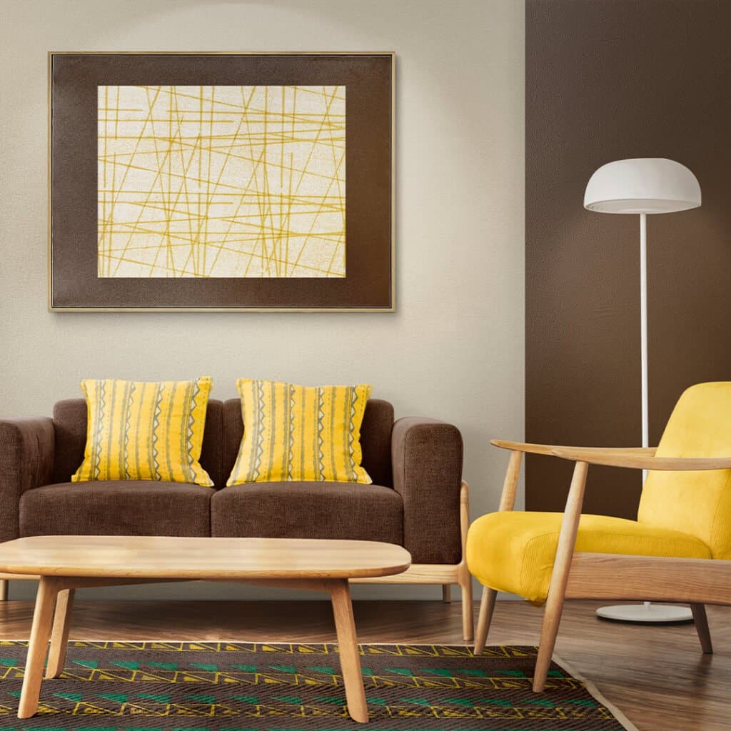 brązowa sofa i ściana w odcieniu umbry