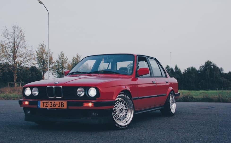 Samochód zabytkowy z żółtymi tablicami rejestracyjnymi