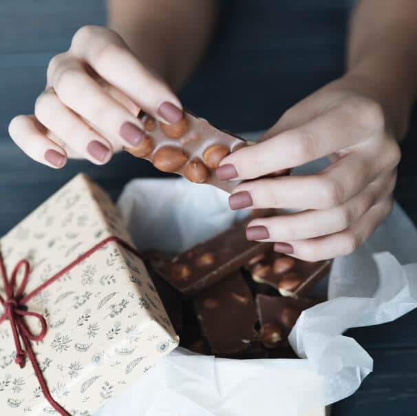 Stylizacja paznokci w kolorze Mocha Mousse