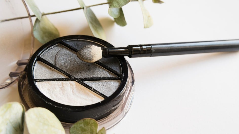 Stalowe odcienie cieni do powiek